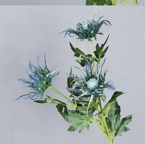 Gros plan de chardon bleu artificiel, fausse fleur réaliste pour décoration de mariage rustique.