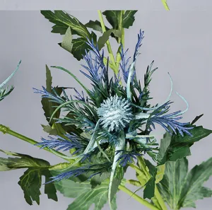 Détail de fleur de panicaut artificielle, style forêt brumeuse fausse plante éryngium déco mariage.