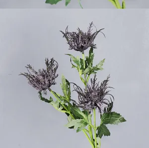 Gros plan de fleur de panicaut artificielle, branche de chardon mauve pour déco mariage.