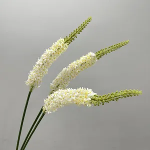 Steli di fiori di giglio coda di volpe artificiali, finte piante bianche per decorazioni.