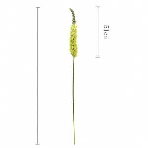 Primo piano dettaglio fiore di coda di volpe artificiale, spiga gialla e stelo verde.