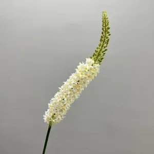 Vista dettagliata dello stelo di fiore artificiale bianco con boccioli verdi freschi.
