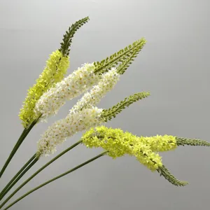 Dettaglio fiore di coda di volpe finta, supporto floreale decorativo per arredamento casa.