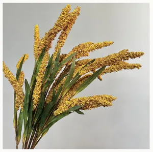 Nahaufnahme eines künstlichen gelben Hirseähren-Blumenstraußes für rustikale Deko.