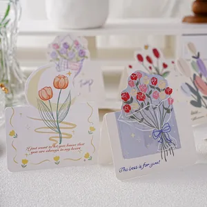 Vue détaillée de cartes de vœux florales avec des tulipes, parfaites pour les cadeaux.