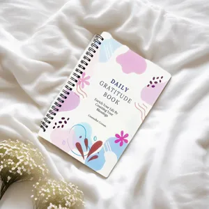 Detailansicht des Spiral-Dankbarkeitstagebuchs mit Blumen- und Aquarell-Cover, weißer Hintergrund.