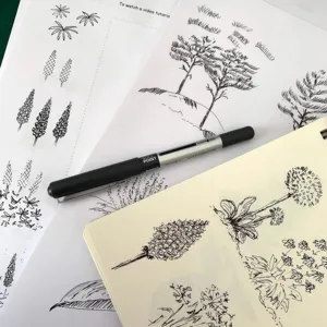 Detailansicht von A5 Malübungsbuch und Skizzenvorlagenseiten mit botanischen Skizzenlinien groß.
