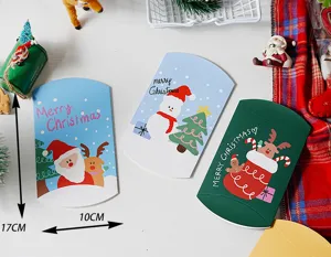 Vue de detail des boites cadeaux de Noel en forme de coussin avec beau pere noel.