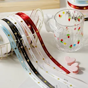 Nastro con cuore d'amore dorato per confezioni regalo, decorazioni e fiocchi.