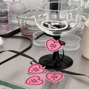 Detailweergave van roze hart liefde tags met zwart lint, mooie romantische wenskaart.