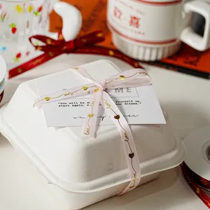 Nastro di raso rosa con cuori dorati per confezioni regalo, cottura e decorazioni festive.