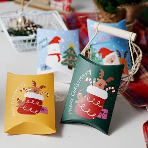 Boîtes cadeaux coussin de Noël avec jolis motifs de bonhomme de neige et renne pour emballage.