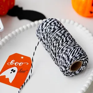 Ficelle bicolore noire et blanche avec étiquette fantôme d'Halloween pour emballage cadeau.