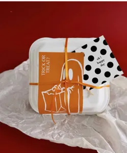 Gros plan sur la boîte d'emballage de pâtisserie blanche avec autocollant fantôme et ruban.