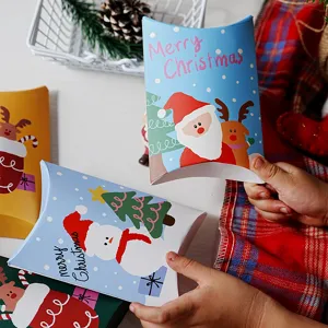 Boîtes cadeaux de Noël style coussin avec de jolis motifs de père Noël et de renne.