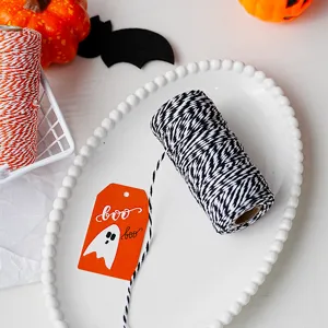 Détail de ficelle bicolore Halloween noir et blanc pour emballage cadeau DIY et déco.