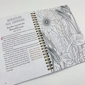 Vista dettagliata della pagina interna di un libro da colorare devozionale con spirale.