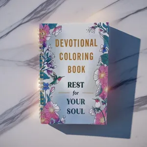 Dettaglio del libro da colorare devozionale con copertina floreale e rilegatura a spirale.