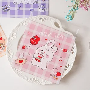 Dettaglio busta di imballaggio OPP con coniglietto carino e quadri rosa, per regali.