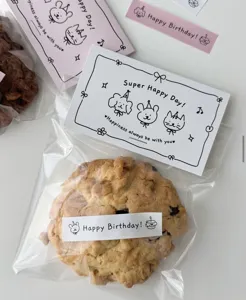 Sacchetti di imballaggio trasparenti per biscotti con cartellini personalizzati e adesivi.