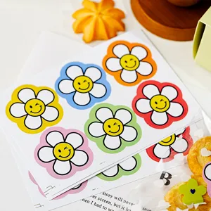 Détail d'autocollant de fleur souriante style ins, étiquettes décoratives colorées.