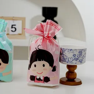 Detailansicht der Kindertag Süßigkeiten Geschenktüte mit süßem Mädchen Motiv und Schleife.