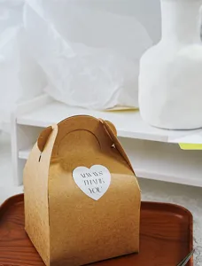 Herzformige geschenk siegelaufkleber detail, schlichtes elegantes design fur verpackung.