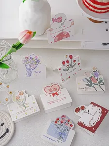 Gros plan de cartes de vœux florales avec de jolies illustrations de tulipes et roses.