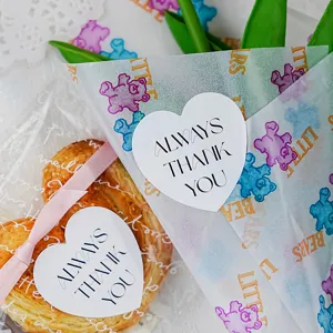 Herzförmiger Geschenkaufkleber Detail, ideal für Muttertag und DIY Verpackungsdekoration.
