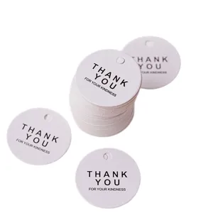 Etichette rotonde in carta minimalista con testo di ringraziamento, perfette per decorare regali.