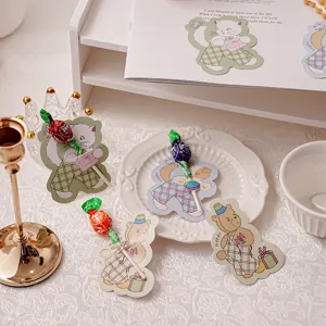 Vista detallada de tarjetas de piruletas de gato y oso, bonitas tarjetas de regalo.