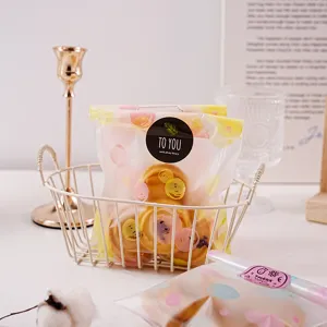 Vue détaillée de sachets d'emballage de collations roses givrés dans un panier.