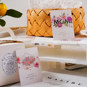 Vue détaillée de cartes de vœux exquises pour la fête des mères avec des fleurs et coffret.