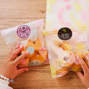 Sachet à biscuits en plastique mat avec autocollant, design cercle rose pour pâtisserie.