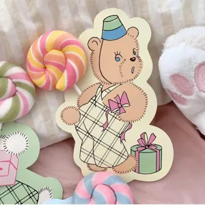 Linda tarjeta de inserción de cartón decorativa de oso de dibujos animados con piruleta, ideal.
