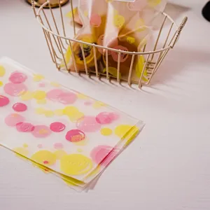 Sachets d'emballage givrés à motifs de cercles, parfaits pour biscuits, noix et pâtisseries.