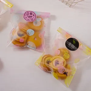 Sachets à biscuits givrés style INS avec cercles roses, parfaits pour boulangerie.