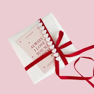 Dettaglio nastro cuore rosso bianco, perfetto per confezione regalo matrimonio e san valentino.