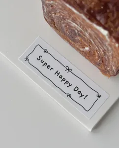 Adesivo fiocco minimalista etichetta sigillo regalo per bouquet torta vista dettaglio