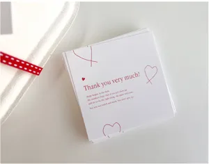 Tarjetas de agradecimiento cuadradas con corazón rojo para mensajes y decoración de paquetes.