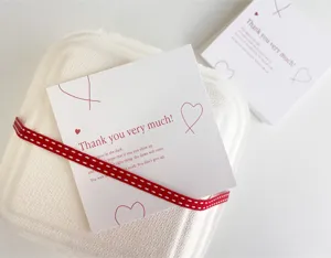 Tarjetas de agradecimiento cuadradas con corazones, ideales para mensajes y regalos.