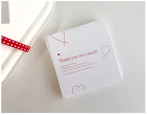 Tarjetas de agradecimiento cuadradas diseño de corazón rojo minimalista set de notas.
