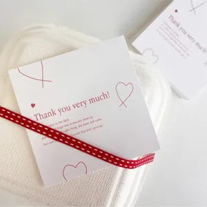 Tarjeta de agradecimiento cuadrada con corazón rojo y deseos en inglés para regalos.