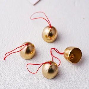 Kleine metalen bellen met rode koorden voor kerstversiering DIY windspel hanger leuk.