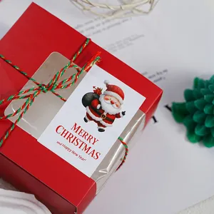 Gros plan sur l'autocollant de Noël rectangulaire pour cadeau avec motif de Père Noël.