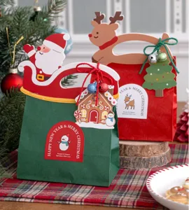 Bolsas de regalo de Navidad de papel rojo y verde para fiestas y decoraciones festivas.