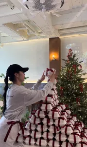 Disposable pulp burger boxes with red ribbons for creative Christmas tree dessert packaging.