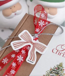 Dettaglio nastro chiffon fiocco di neve natalizio, accessorio confezione regalo.