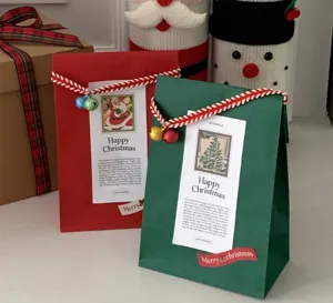 Detalle de bolsa de regalo de Navidad roja verde, envoltorio festivo con campanillas para fiestas.