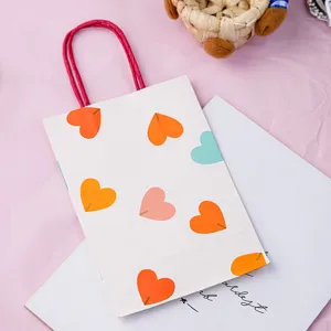Sacadecade cadeau en papier coeur de Saint-Valentin avec poignees pour patisserie